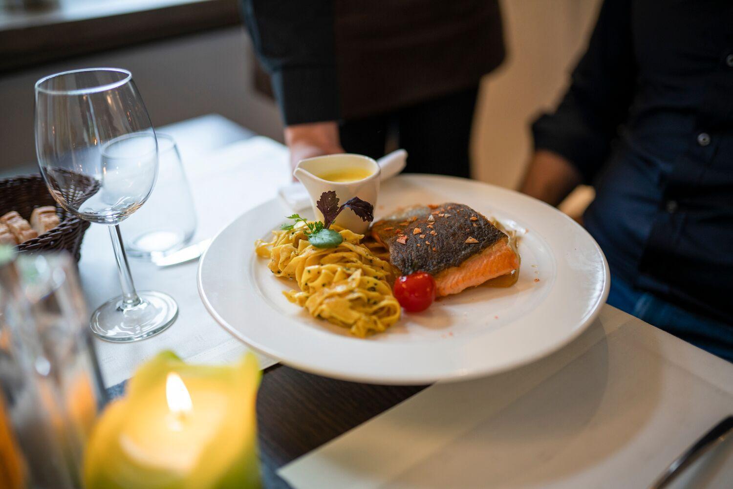 Hotel Restaurant Roemer Merzig Bagian luar foto