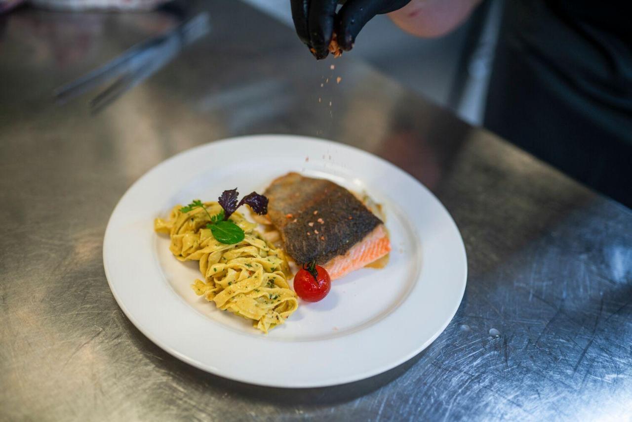 Hotel Restaurant Roemer Merzig Bagian luar foto